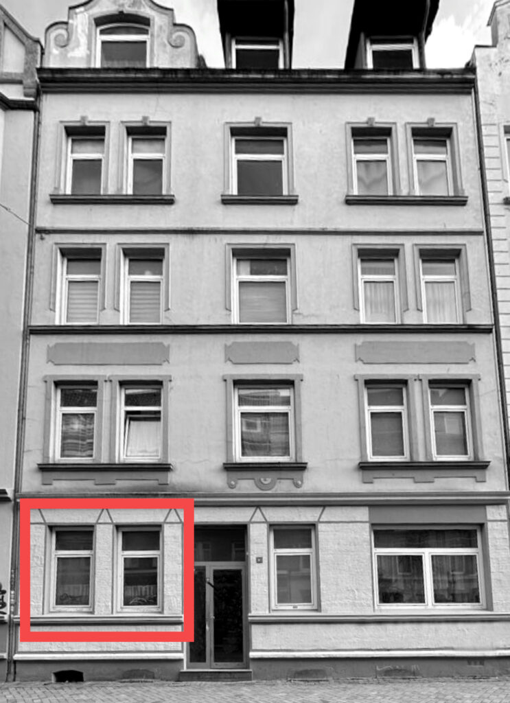 Häuserfront eines Wohnhauses in der Elisabethstraße, rotes Rechteck als Markierung der Fenster, in denen früher das Büro der Gebäudereinigung Özer GmbH war.